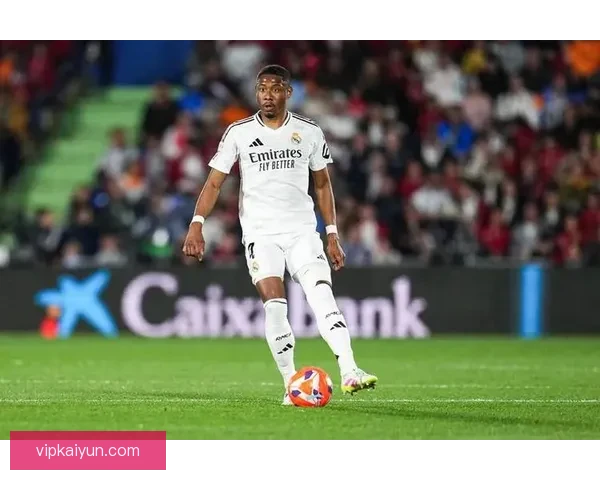 阿拉巴在皇马的表现稳健，状态持续提升引发各界关注